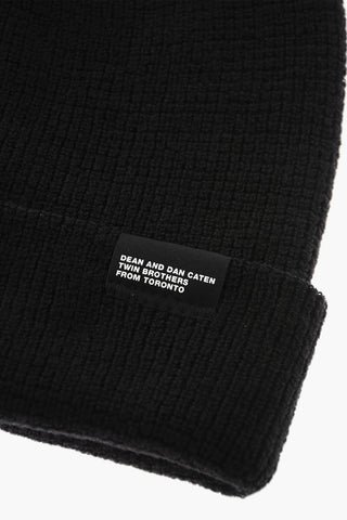 Einfarbiges Woll-Beanie mit kontrastierendem Patch