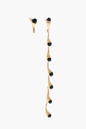 Asymmetrische Ohrringe aus Metall mit Gold-Effekt