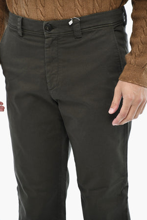 Chinohose mit geradem Bein und Logo-Knopf
