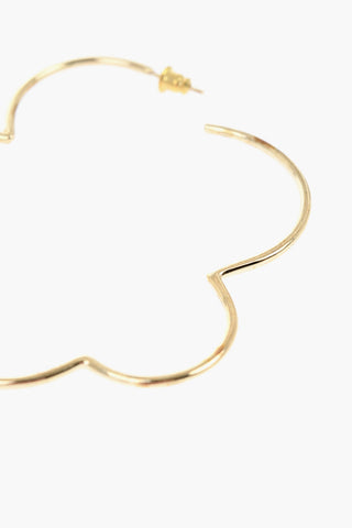 Goldfarbene Metallohrringe mit floralem Design