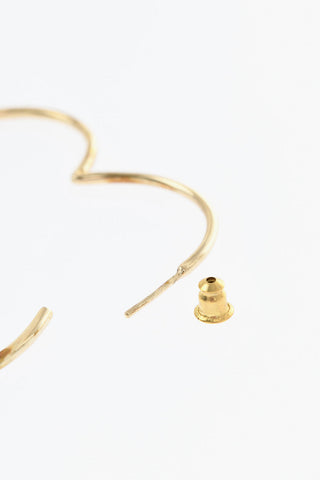 Goldfarbene Metallohrringe mit floralem Design