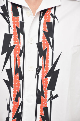 Boxy Fit Kurzarmhemd mit Jumbled Bolts-Print