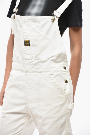 Einfarbige Denim-Latzhose mit Logoknöpfen