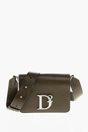 Schultertasche aus Leder mit silbernem Metallmonogramm