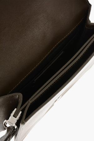 Schultertasche aus Leder mit silbernem Metallmonogramm