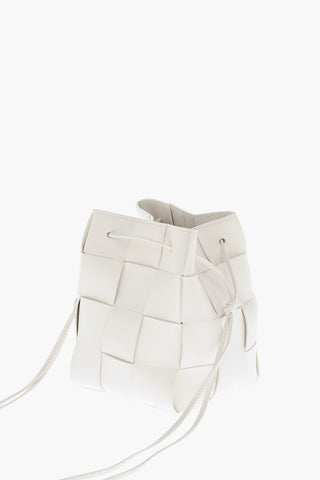 Bucket Bag CASSETTE aus geflochtenem Leder
