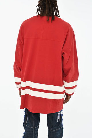 T-Shirt Scollo a V Oversized con Stampe a Contrasto 