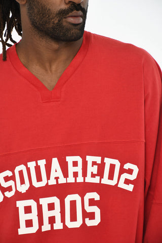 T-Shirt Scollo a V Oversized con Stampe a Contrasto 