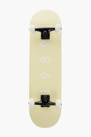 Skateboard mit Deck aus mehrschichtigem Holz und Design aus Leder mit Krokodilleder-Optik