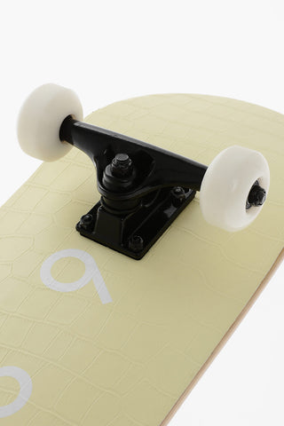 Skateboard mit Deck aus mehrschichtigem Holz und Design aus Leder mit Krokodilleder-Optik