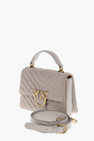 Handtasche aus Wildleder mit goldenem Logo