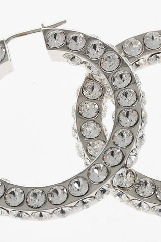 Orecchini a Cerchio JAHLEEL Argentati Ricoperti da Cristalli Bianchi Luminosi