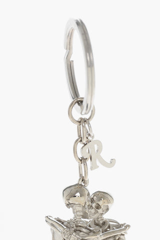 Schlüsselanhänger KISSING SKELETON aus versilbertem Metall