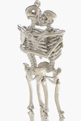 Schlüsselanhänger KISSING SKELETON aus versilbertem Metall