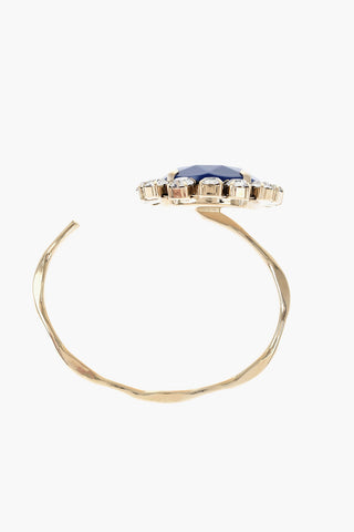 Armband aus goldfarbenem Metall mit floralem Detail, verziert mit Strass