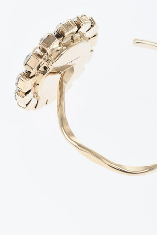 Armband aus goldfarbenem Metall mit floralem Detail, verziert mit Strass