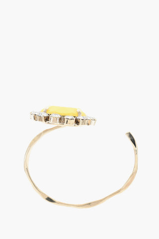 Armband aus goldfarbenem Metall mit floralem Detail, verziert mit Strass