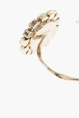 Armband aus goldfarbenem Metall mit floralem Detail, verziert mit Strass