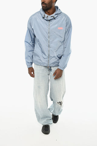 Nylon-Windbreaker mit seitlichem Relief-Logo