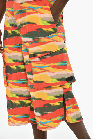 Mehrfarbige Shorts mit Logoknopf