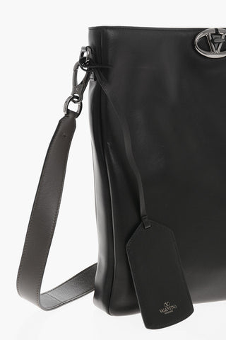 가죽 크로스바디백 THE BOLD 로고 디테일