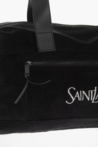 단색 자수 로고와 가죽 마감 더플백