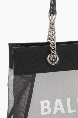 Halbdurchsichtige Tote mit Lederdetails
