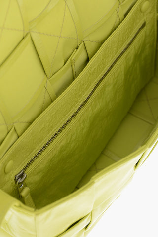 Umhängetasche MEDIUM CASSETTE aus geflochtenem Leder, einfarbig