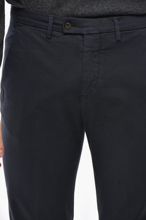 Pantaloni Chino in Misto Cotone con Passanti