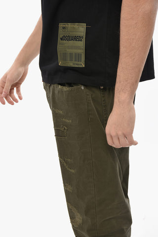 Einfarbiges T-Shirt mit Rundhalsausschnitt und Logopatch