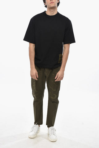 Einfarbiges T-Shirt mit Rundhalsausschnitt und Logopatch