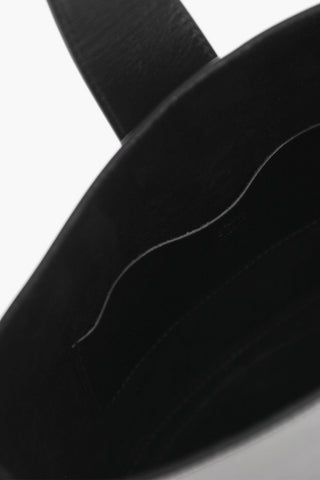 가죽 버킷백 골드 효과 디테일