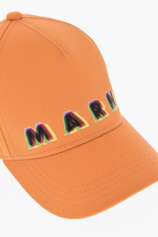 Einfarbige Baseballkappe Mit Aufgedrucktem Logo