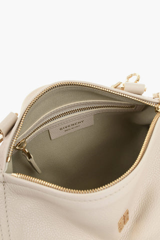 Schultertasche PANDORA aus gehämmertem Leder mit Logo in Goldoptik