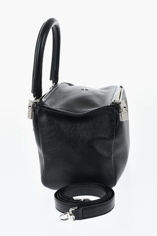Tasche PANDORA aus gehämmertem Leder mit Logo in Silberoptik