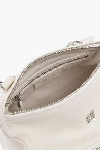 Schultertasche PANDORA aus gehämmertem Leder mit Logo in Silberoptik