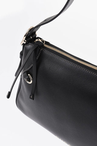 Schultertasche aus Leder mit Logo in Goldoptik