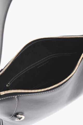 Schultertasche aus Leder mit Logo in Goldoptik