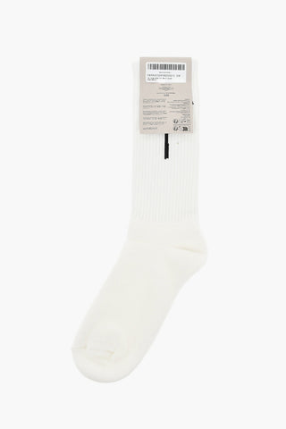 Einfarbige Socken mit kontrastierenden Details