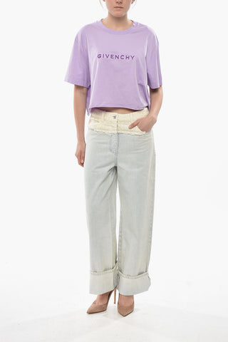Cropped-Fit-T-Shirt mit geflocktem Logo und offenem Saum