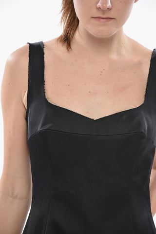 Etuikleid aus Satin mit Volant-Saum