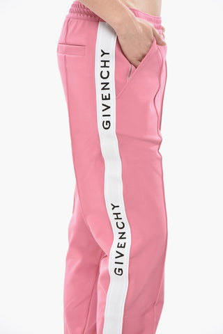 Joggers TAPE mit einer Bundfalte und seitlichen Logobändern