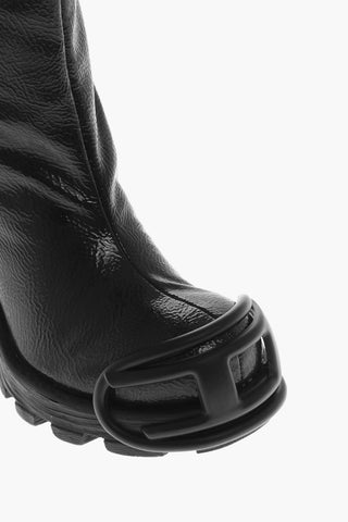 Maxi Stiefel D-HAMMER aus veganem Leder mit 10 cm geprägtem Monogramm