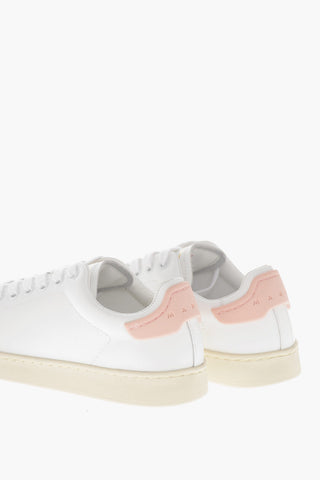 Niedrige Sneaker aus Leder mit kontrastierender Gummispitze