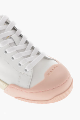 Niedrige Sneaker aus Leder mit kontrastierender Gummispitze