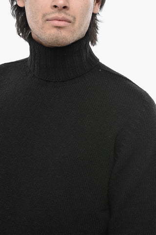 Rollkragenpullover CURVED LOGO mit Jacquard-Logo