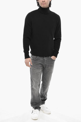 Rollkragenpullover CURVED LOGO mit Jacquard-Logo