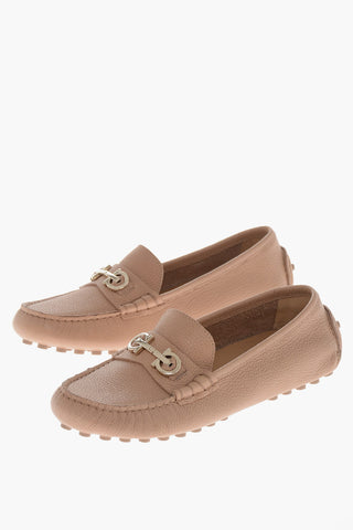 Mokassins ODILIA aus gehämmertem Leder mit Metallspange