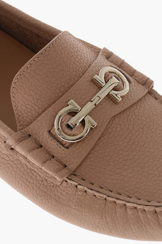 Mokassins ODILIA aus gehämmertem Leder mit Metallspange