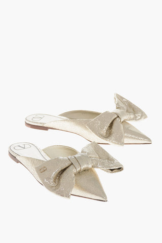 Lamé-Leder-Mules mit Maxi-Schleife